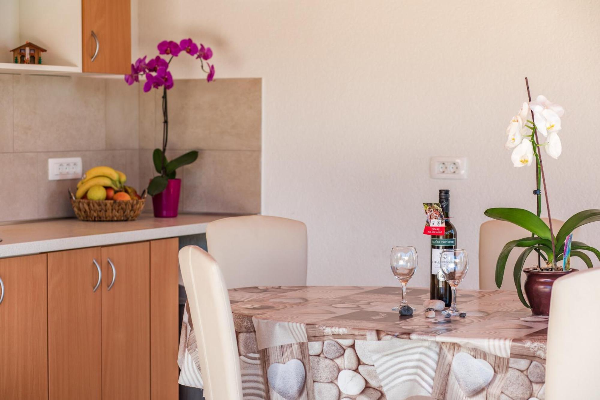 פובילה Apartmani Katica מראה חיצוני תמונה